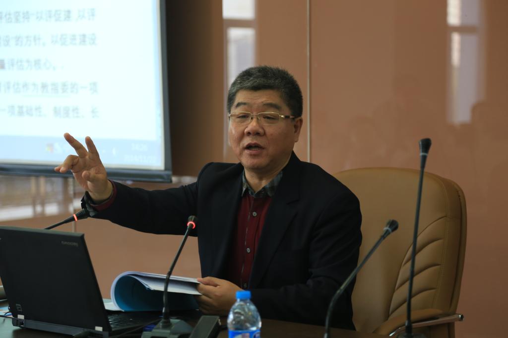 全国保险专业学位研究生教育指导委员会秘书长、3044永利集团院长郝演苏教授做报告
